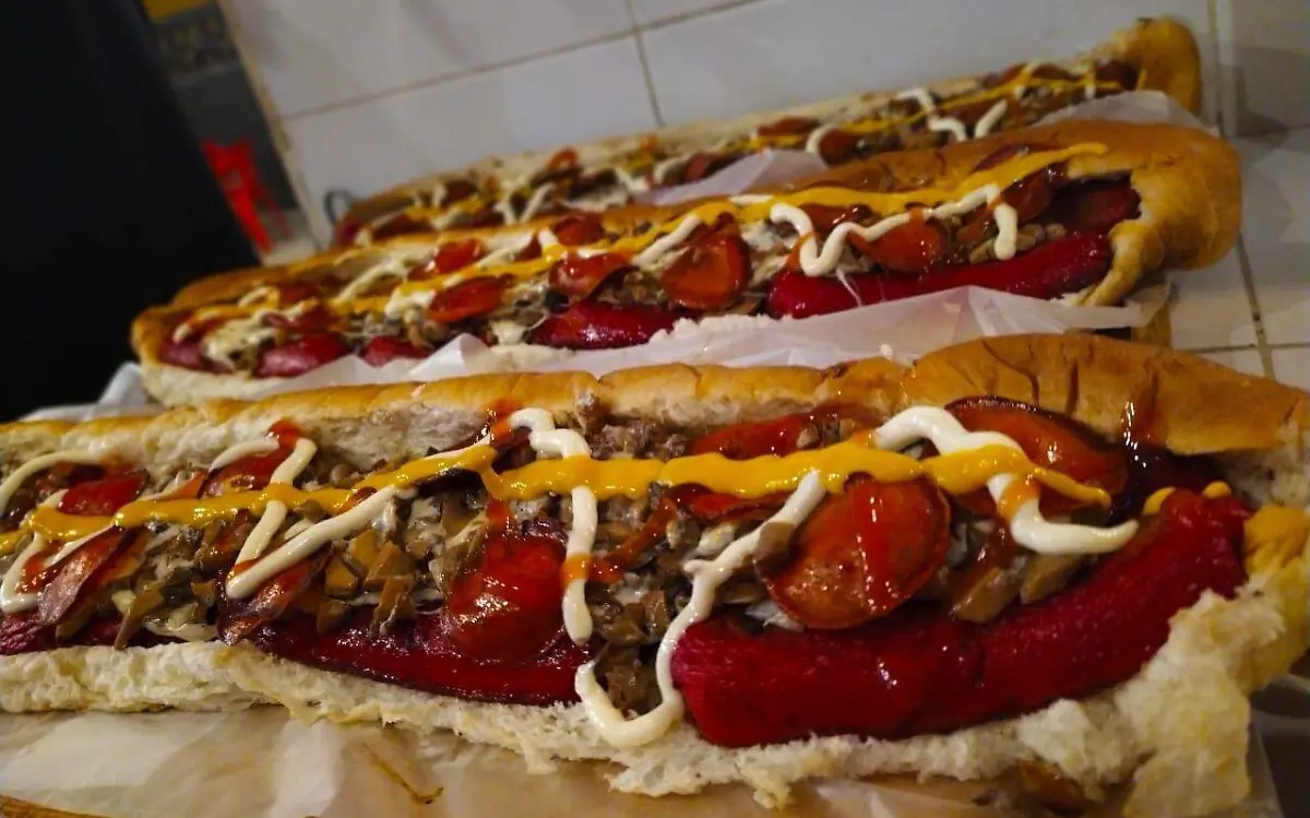 ¡​​Nuevo récord!, se come un hot dog de 50 centímetros en menos de 9 minutos